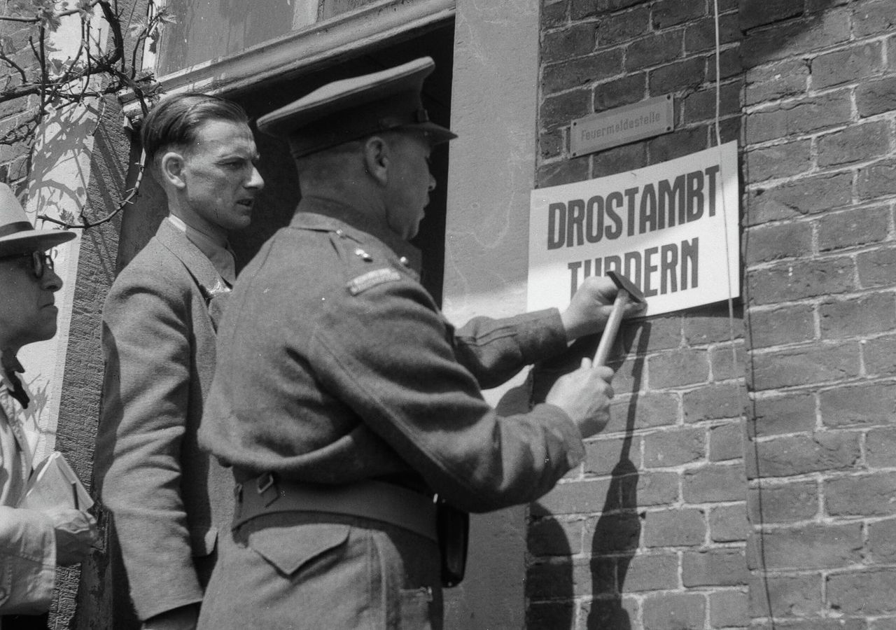 Het bord Drostambt Tudderen wordt vastgespijkerd in 1949.