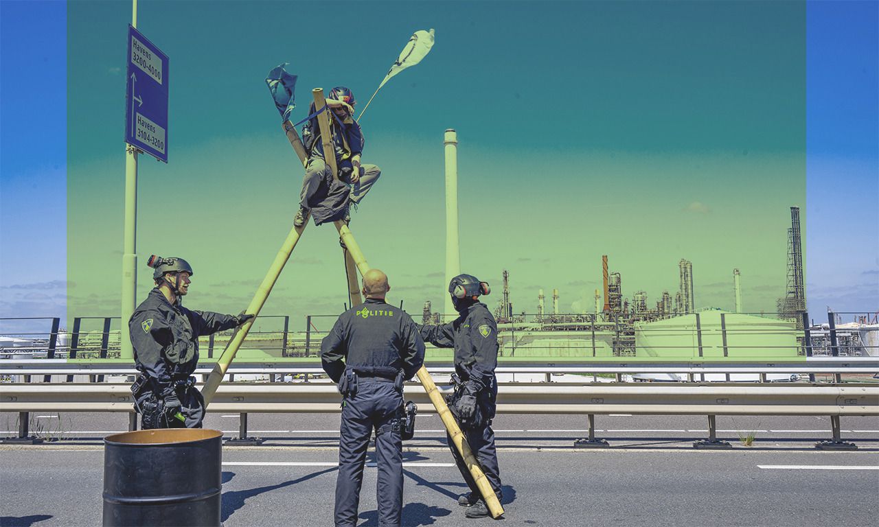 Klimaatactivisten van Extinction blokkeren enkele uren een viaduct aan de Vondelingenweg in Rotterdam ter hoogt van de raffinaderij van Shell.