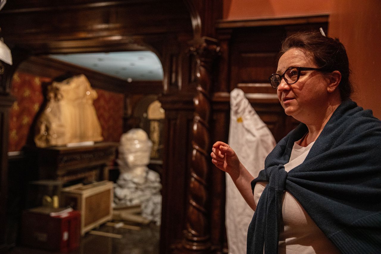 Joelja Vaganova, directeur van het Chanenko Museum naast ingepakte stukken uit het interieur van het museum.