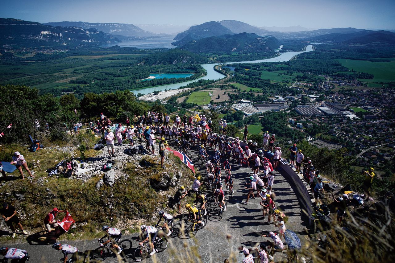 Het peloton vrijdag tijdens de dertiende etappe van de Tour de France, de Grand Colombier beklimmend. Met in het midden geletruidrager Jonas Vingegaard.