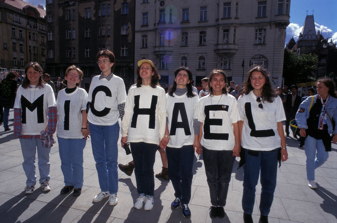 Fans van Michael Jackson in Praag in 1996.