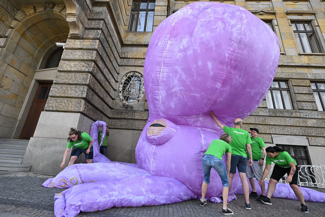 Greenpeace-activisten voor het Tsjechische ministerie van Industrie en Handel. Ze waarschuwen voor de risico’s van diepzeemijnbouw en wijzen op de noodzaak van goede regulering.