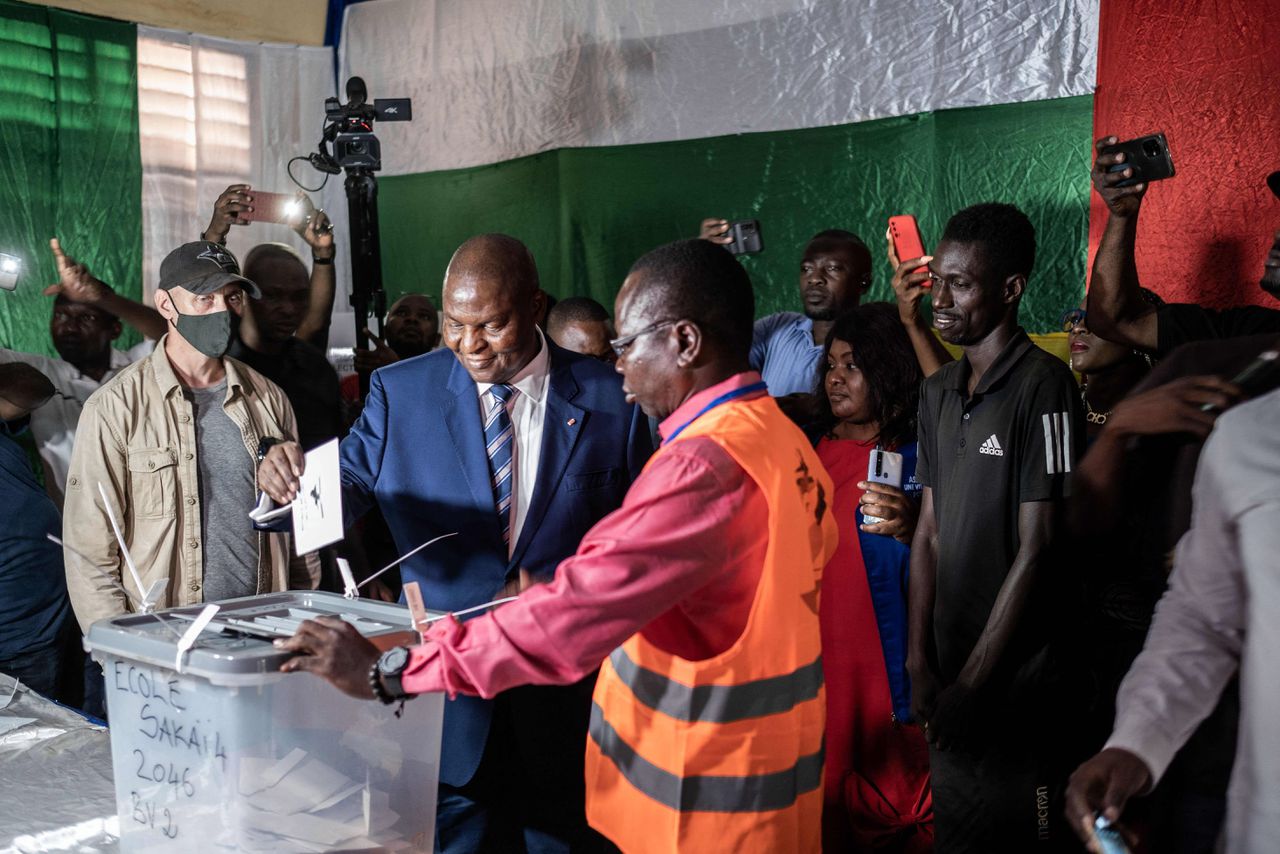 De president van de Centraal Afrikaanse Republiek, Faustin-Archange Touadéra, brengt zijn stem uit in hoofdstad Bangui.