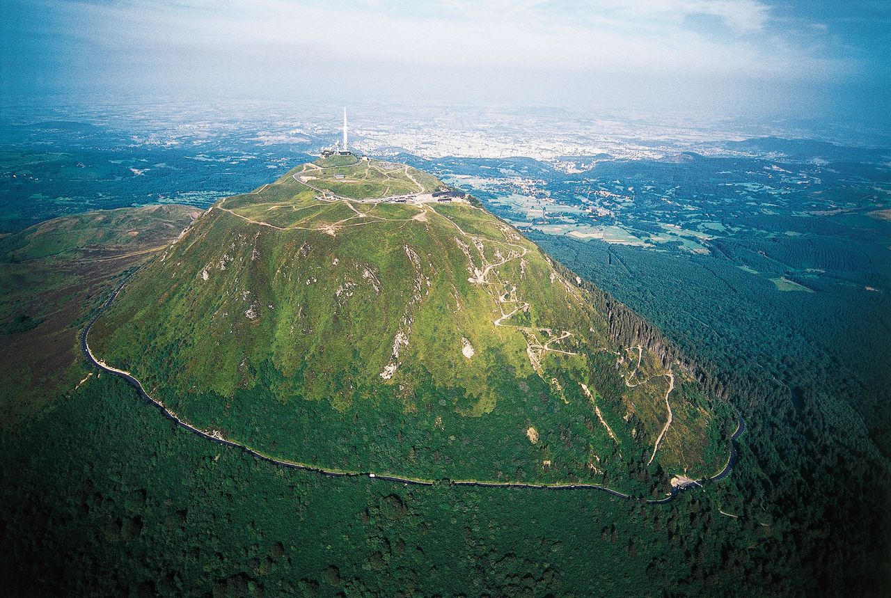 De Puy de Dôme wordt zondag voor het eerst sinds 1988 beklommen door de deelnemers aan de Tour de France.