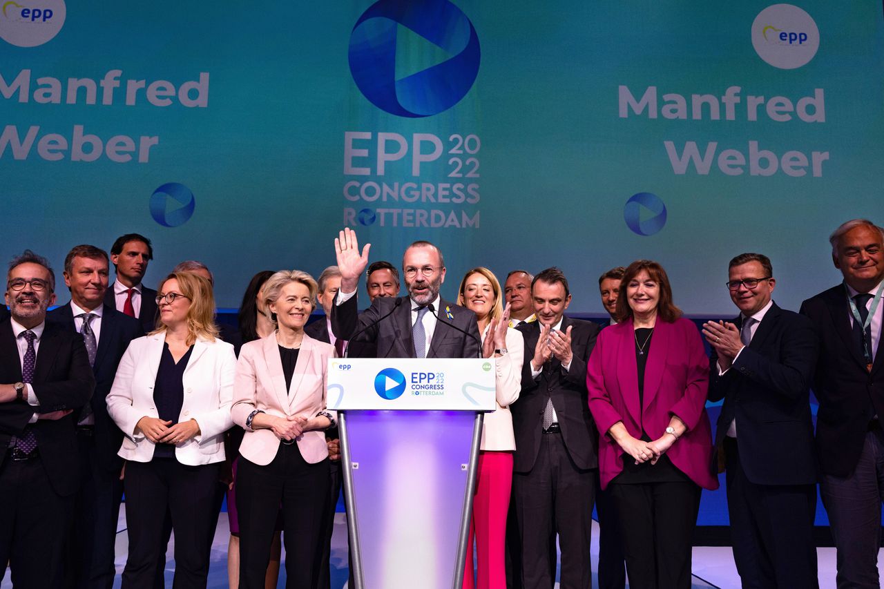 Manfred Weber tijdens het congres van de Europese Volkspartij in 2022. Links van hem partijgenoot en Commissievoorzitter Ursula von der Leyen.