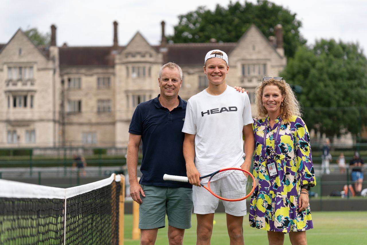 Abel Forger met zijn ouders Freddy Forger en Sonja Huizinga op Wimbledon.