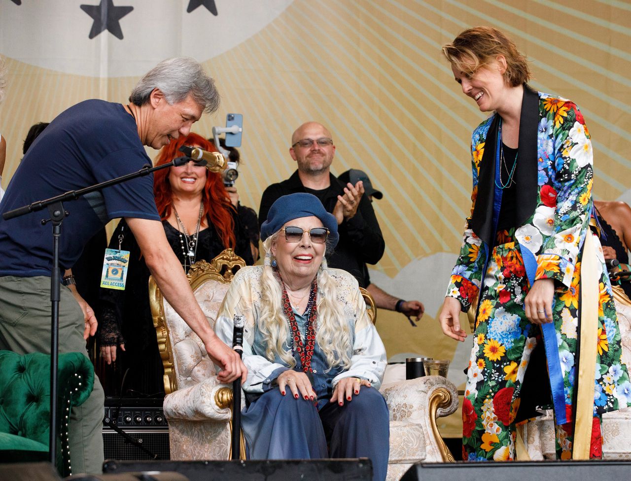 Brandi Carlile (rechts) kondigt Joni Mitchell aan tijdens ‘Joni Jam’ op het Newport Folk Festival van 2022 in Newport in de Verenigde Staten.