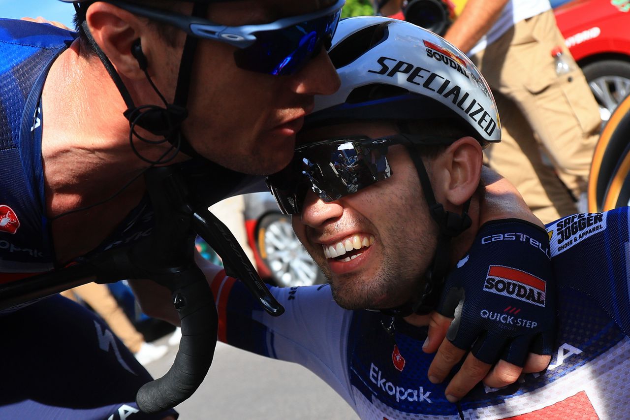 Etappewinnaar Kasper Asgreen (rechts) viert zijn zege in Bourg-en-Bresse.