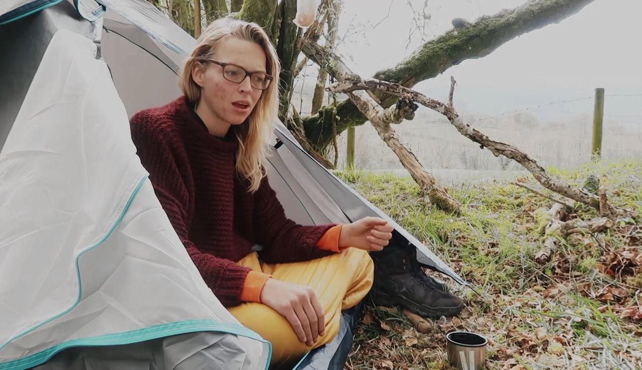 Dertiger Mara leeft in Wales een maand volgens de wetten van de natuur.