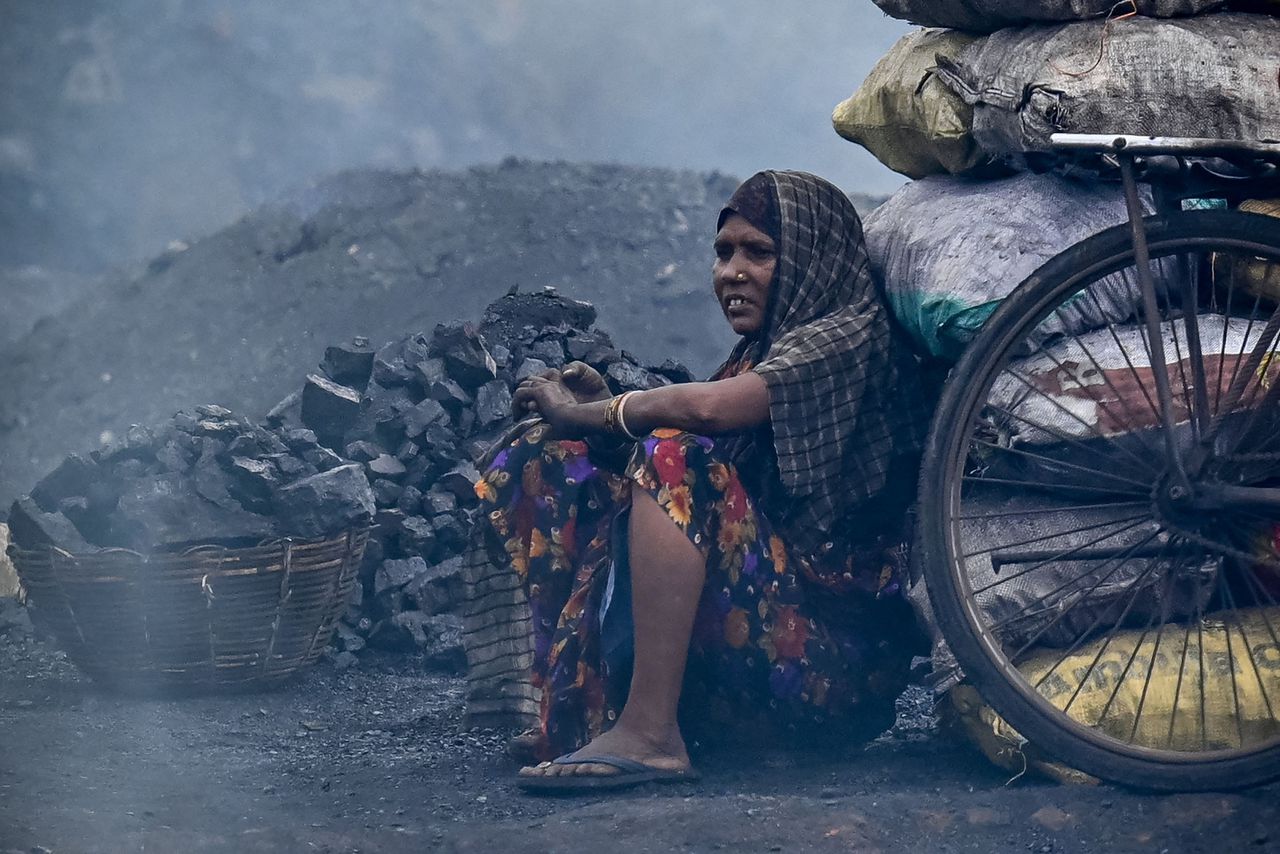 Een vrouw bij een kolenmijn in de Indiase deelstaat Jharkhand.