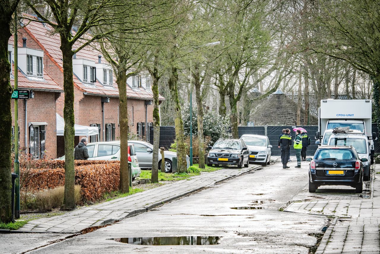 Politie ter plaatse in Leersum waar de overlastgever werd doodgeschoten in een huis aan de Vredeoordlaan.