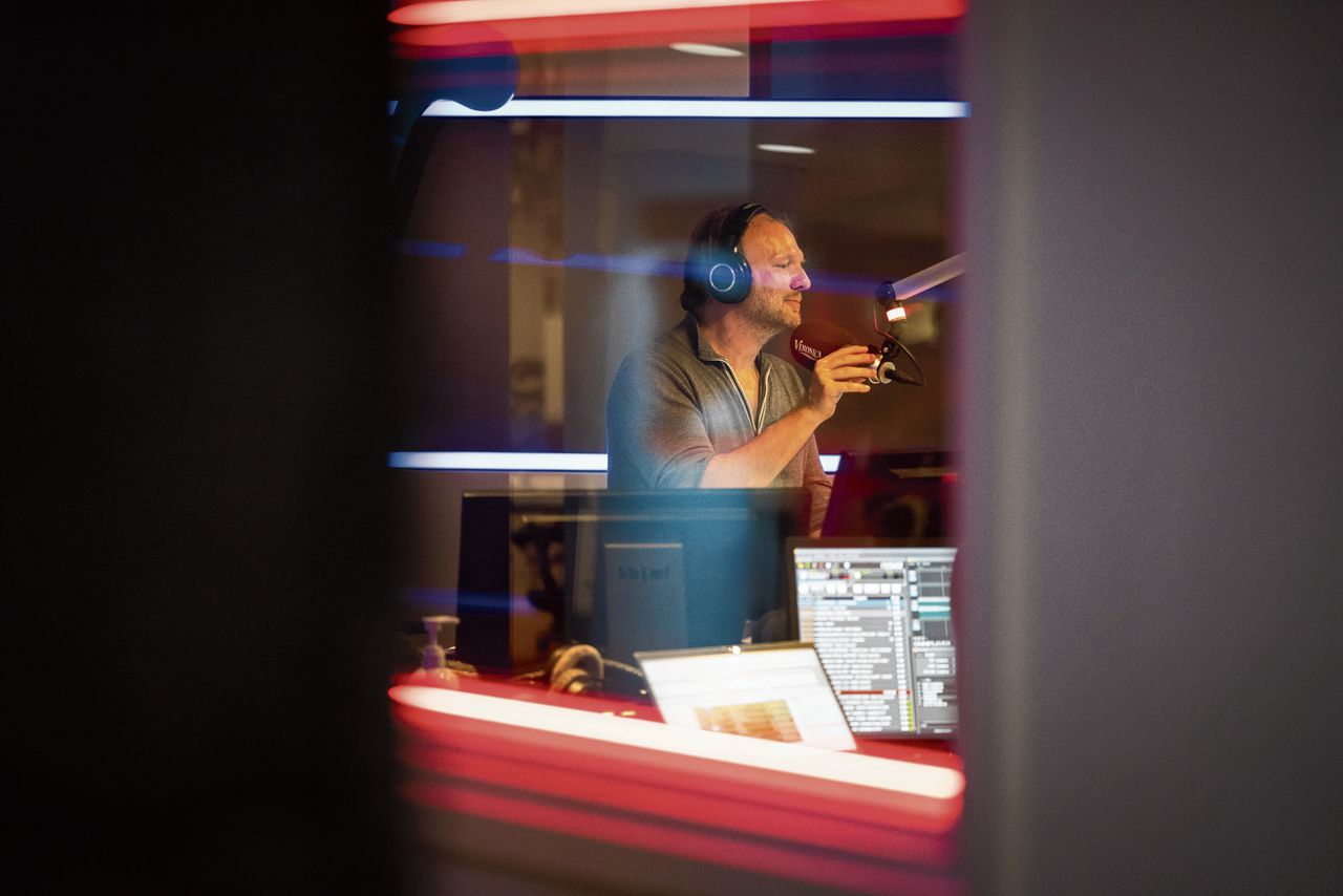 Radio-dj en zendermanager Rob Stenders in de studio van Radio Veronica, dat onlangs werd overgenomen door Mediahuis.