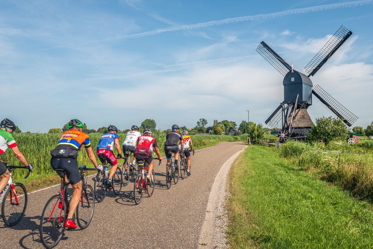 Wielrenners in de Alblasserwaard. Veel volwassenen komen doordeweeks nauwelijks aan sporten toe.