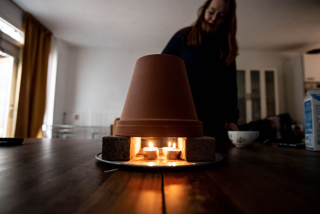 Kathlijn van der Ven gebruikte vanwege de gasprijzen waxinelichtjes om haar woonkamer te verwarmen.