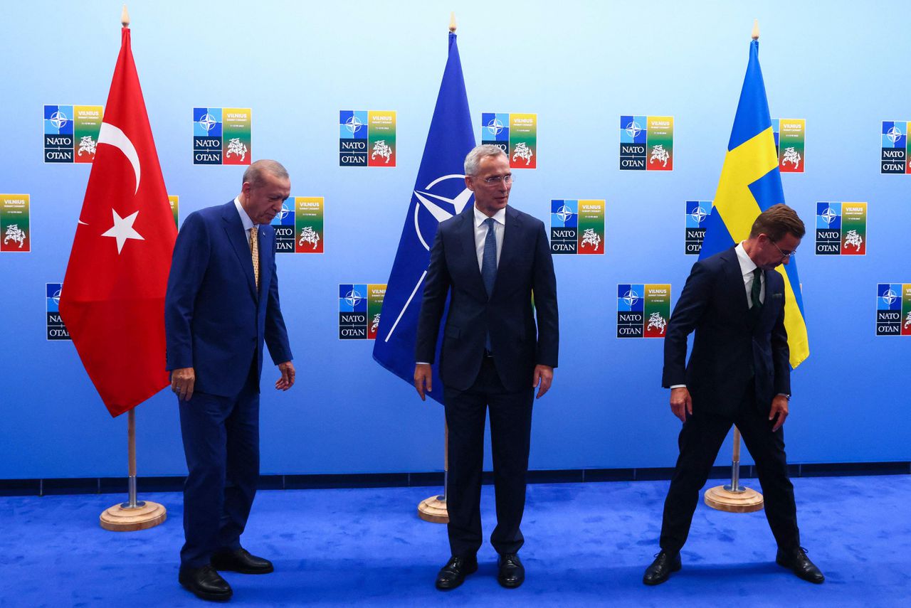 De Turkse president Recep Tayyip Erdogan met NAVO-chef Jens Stoltenberg en de Zweedse premier Ulf Kristersson voorafgaand aan de NAVO-top in Vilius.