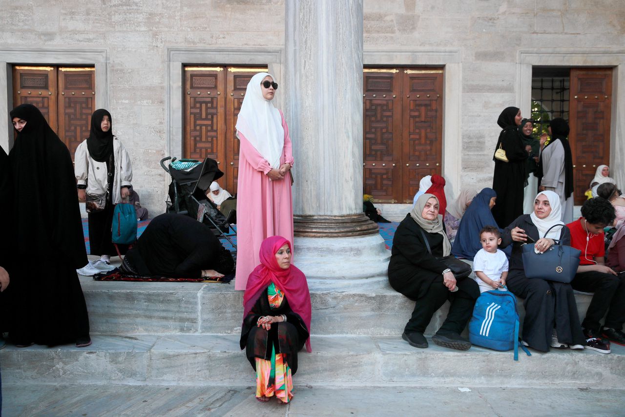 Vrouwen bij de Blauwe Moskee, vlak bij de Hagia Sofia.