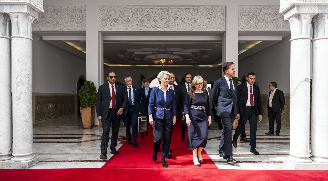 Demissionair premier Rutte en commissievoorzitter Von der Leyen op de luchthaven van de Tunesische hoofdstad Tunis zondagmiddag.