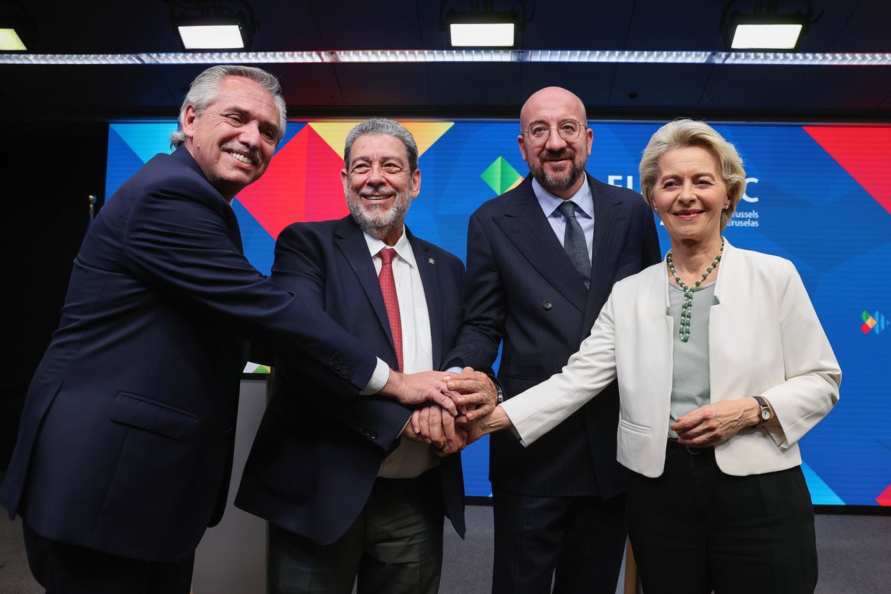 De Argentijnse president Alberto Fernandez, premier Ralph Gonsalves van Saint Vincent and the Grenadines, voorzitter van de Europese Raad Charles Michel en EU-commissievoorzitter Ursula von der Leyen dinsdag bij het slot van de top tussen de EU en de CELAC-landen in Brussel.