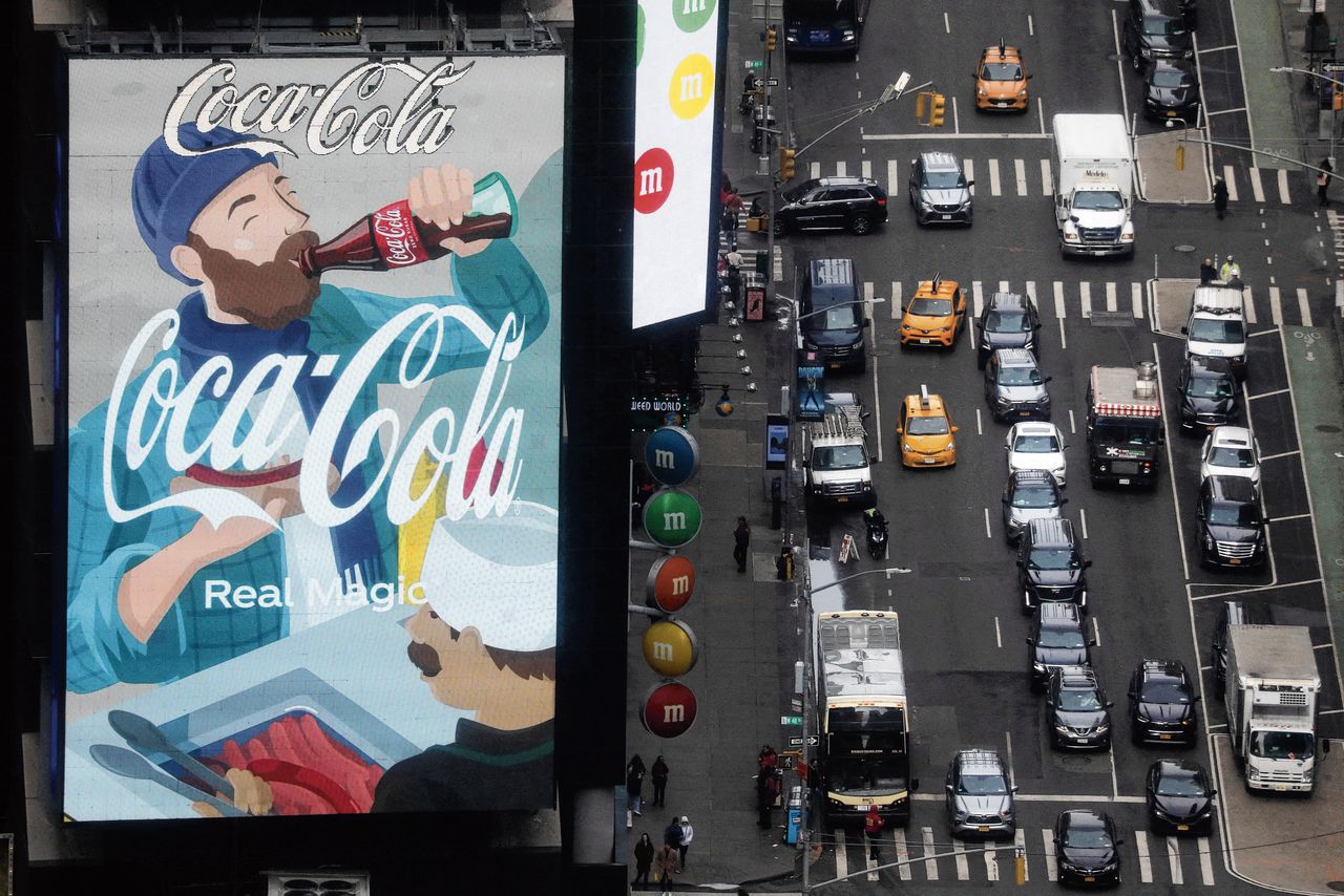 Billboard bij Times Square (New York). Coca-Cola kondigde aan dit jaar geen nieuwe prijsverhogingen door te voeren in Europa en de VS.