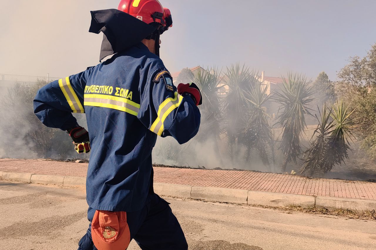 Een brandweerman aan het werk in de Griekse stad Nefpolio, waar eerder deze week een bosbrand woedde.