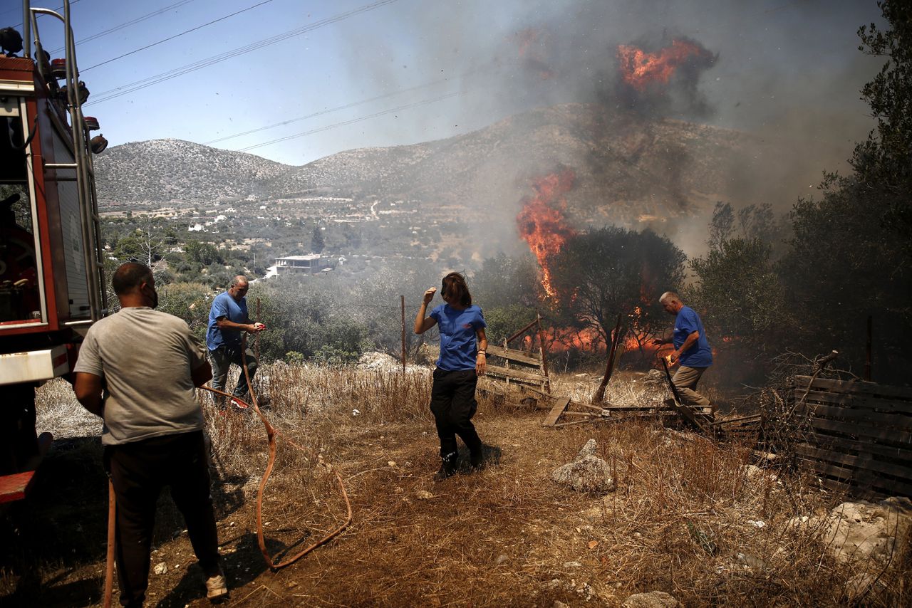 Honderdvijftig brandweerlieden uit Griekenland en Roemenië zijn inmiddels uitgerukt, inclusief een zevental blusvliegtuigen en vier helikopters.