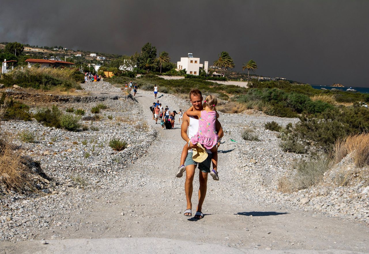 Toeristen tijdens de evacuatie op het Griekse eiland Rhodos.