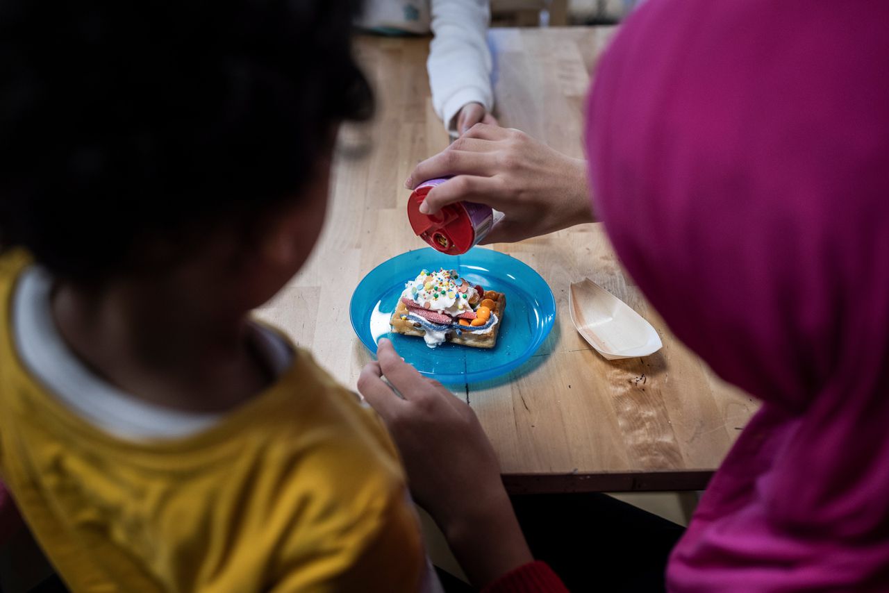 In asielcomplex in Ter Apel biedt Stichting De Vrolijkheid activiteiten voor kinderen, zoals cakejes versieren.