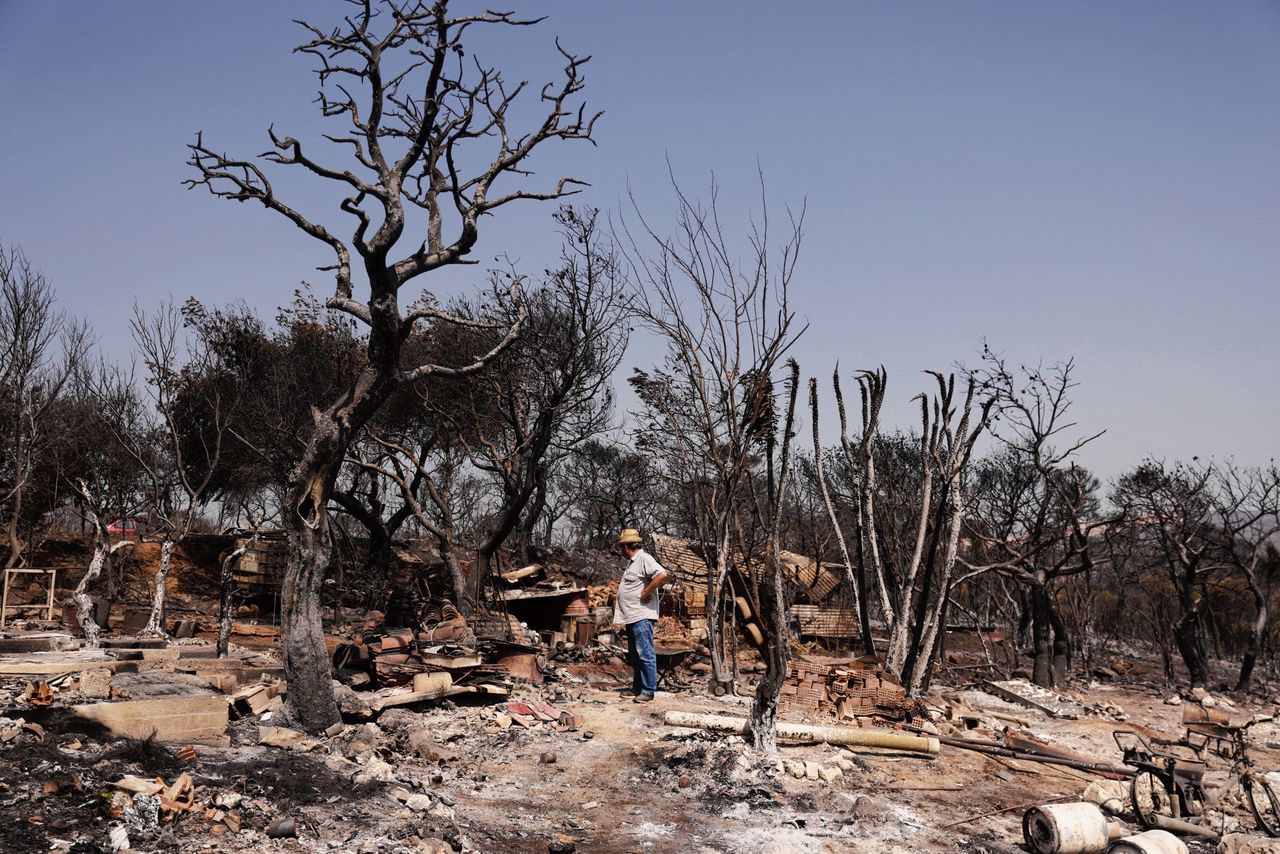 Een huis dat bij een bosbrand is verwoest, vrijdag in de Griekse plaats Mandra, een voorstad van Athene.