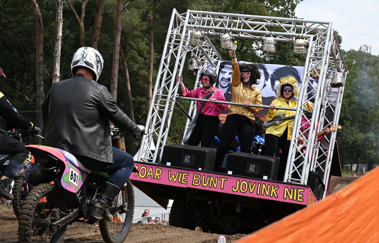 De motorcross vormt nog steeds het hart van festival Zwarte Cross. In de ‘Heldenklasse’ mogen zelfgebouwde wagens het slingerende parcours op.