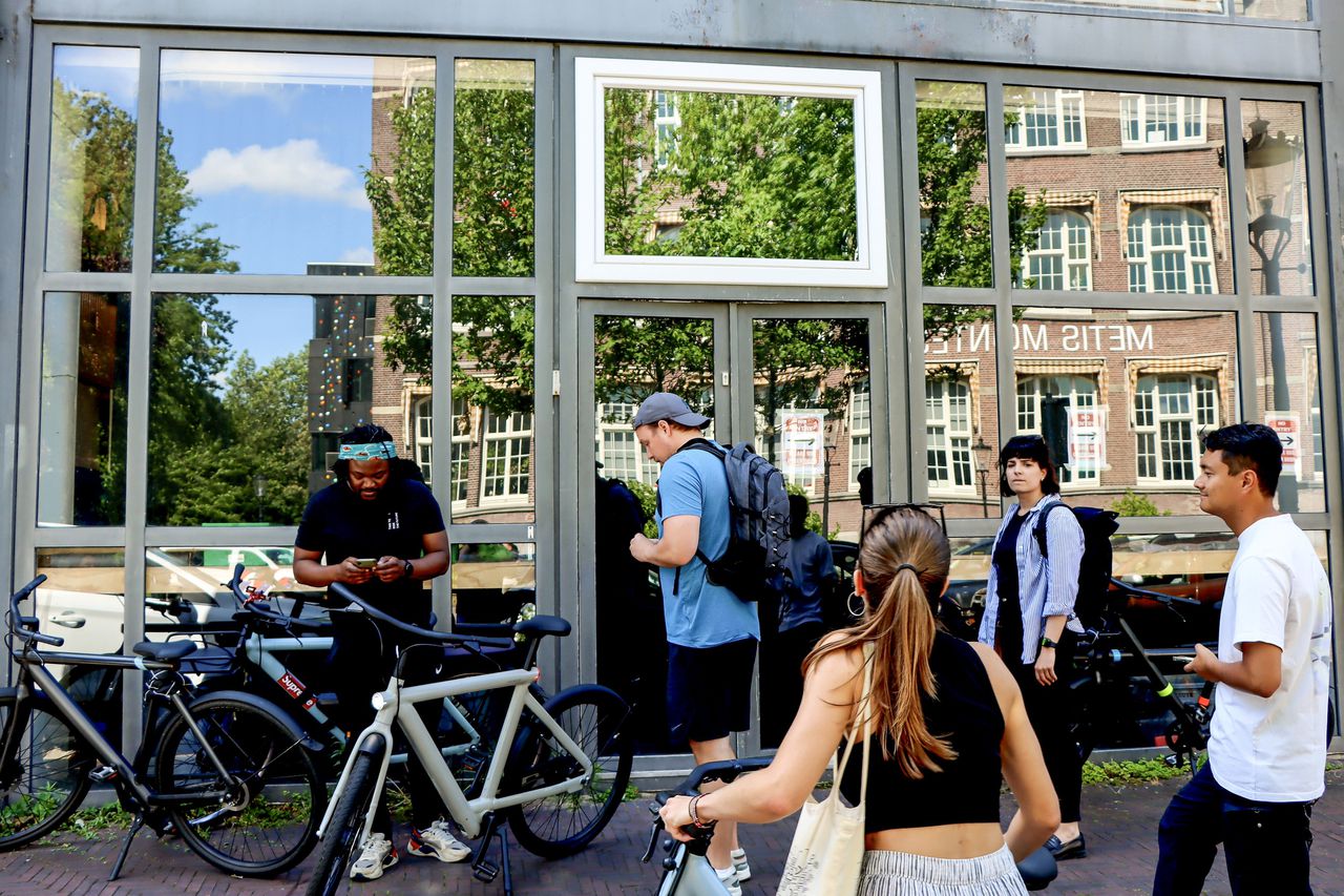 Voor de winkel van VanMoof hebben zich afgelopen dagen mensen verzameld die boos zijn dat ze hun kapotte fietsen niet konden laten repareren.