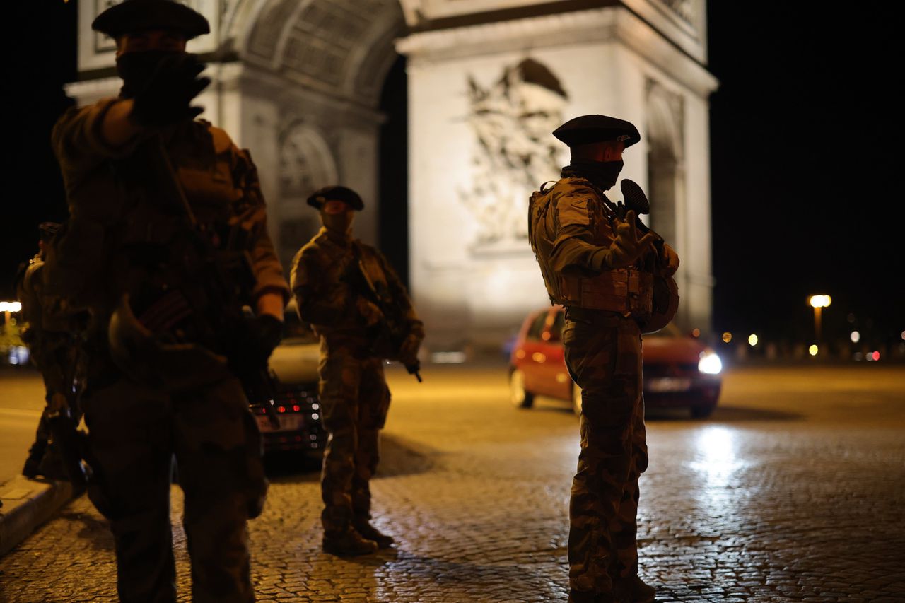 Franse Vigipirate bij de Arc de Thriomphe in Parijs zondagavond, om te voorkomen dat er rellen uitbreken.