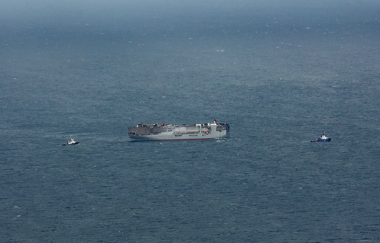 Luchtfoto van het vrachtschip Fremantle Highway dat wordt versleept naar een tijdelijke ankerplaats ten noorden van Ameland en Schiermonnikoog. Foto Jan Spoelstra/ANP