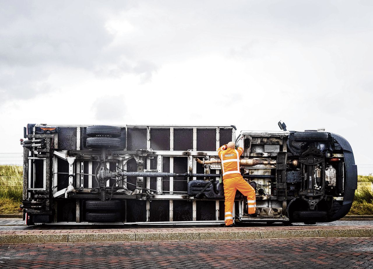 Een omgewaaide vrachtwagen op de Boulevard Barnaart in Zandvoort, op 5 juli. De schadeverzekeringsmarkt – de verzekeringen voor auto’s, huizen, inboedel, bedrijven – is enorm verzadigd.