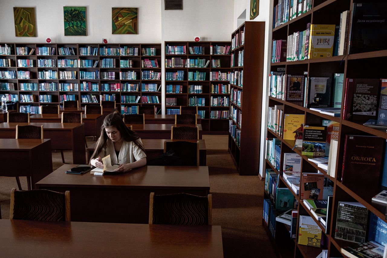 Een student in de bibliotheek van de Nationale Universiteit Kyiv-Mohyla Academie in de Oekraïense hoofdstad.