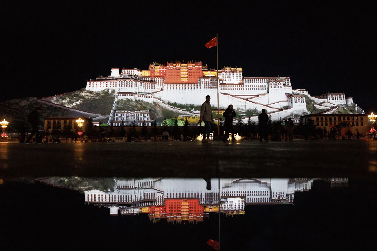 Het Potala-paleis in de Tibetaanse hoofdstad Lhasa, waar de huidige dalai lama tot 1959 verbleef. Na een opstand vluchtte hij.