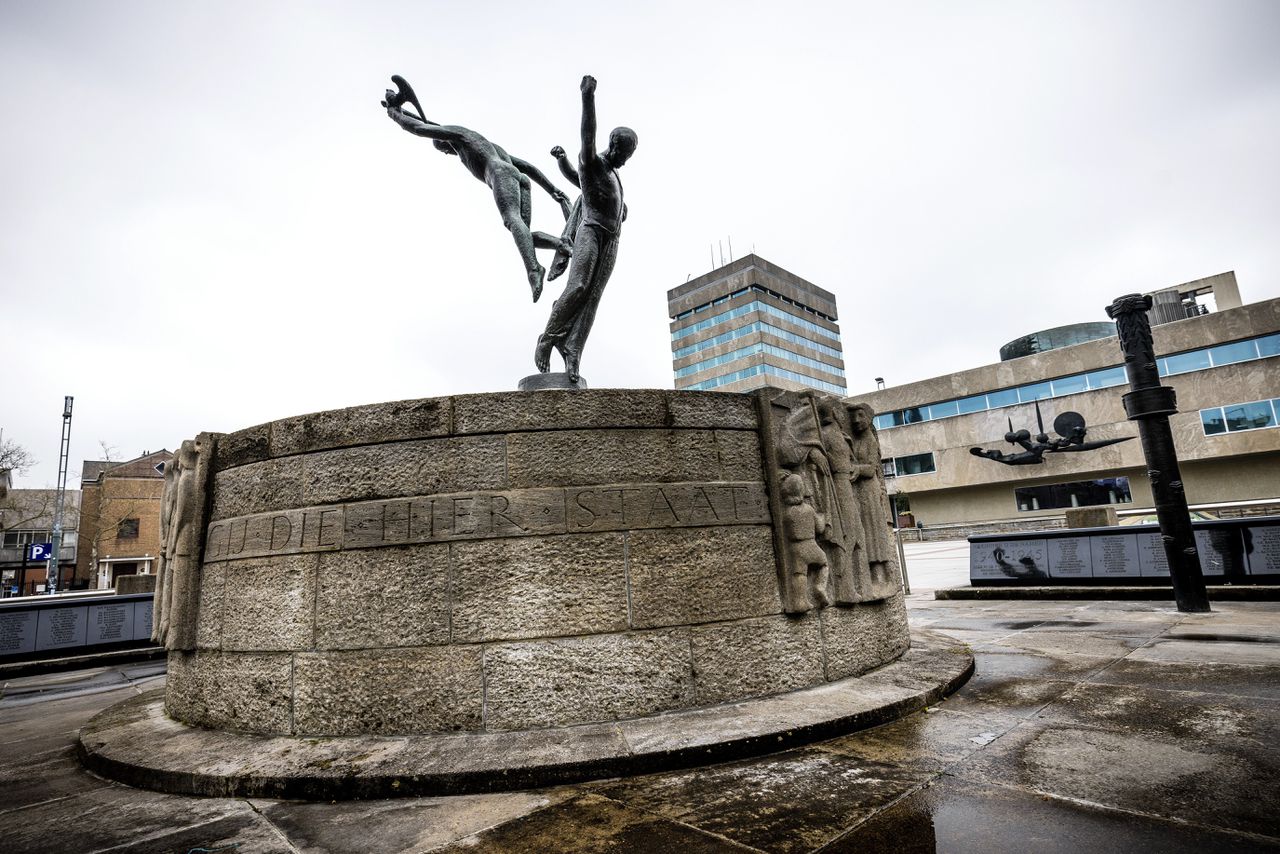 Het monument op het Stadhuisplein in Eindhoven wordt aangepast na onderzoek van de namen die erop vermeld zijn.