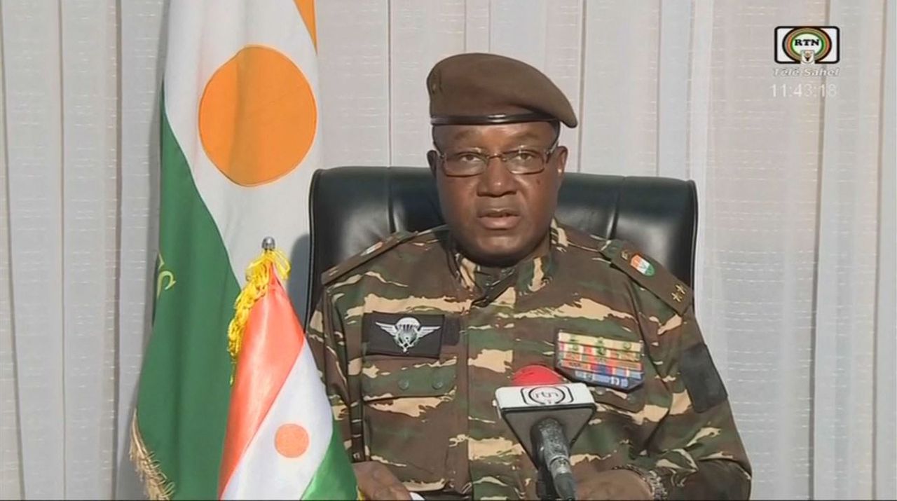 Tiani hekelt het gebrek aan samenwerking tussen Niger met de militaire junta’s die de macht hebben gegrepen in buurlanden.