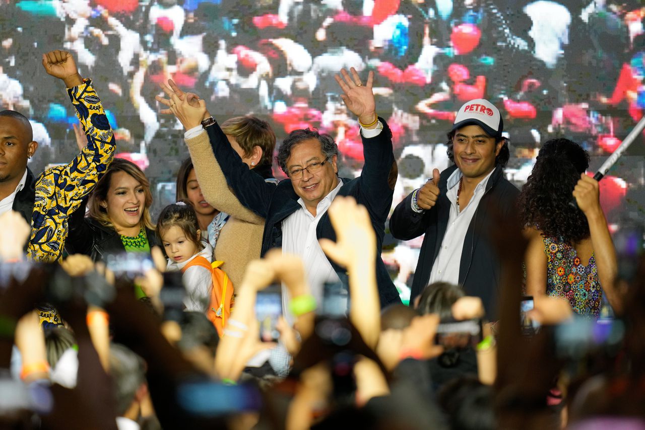 President Gustavo Petro, midden, op verkiezingsavond. Achter hem (met petje op) staat zijn zoon Nicolás, die zaterdag werd opgepakt.