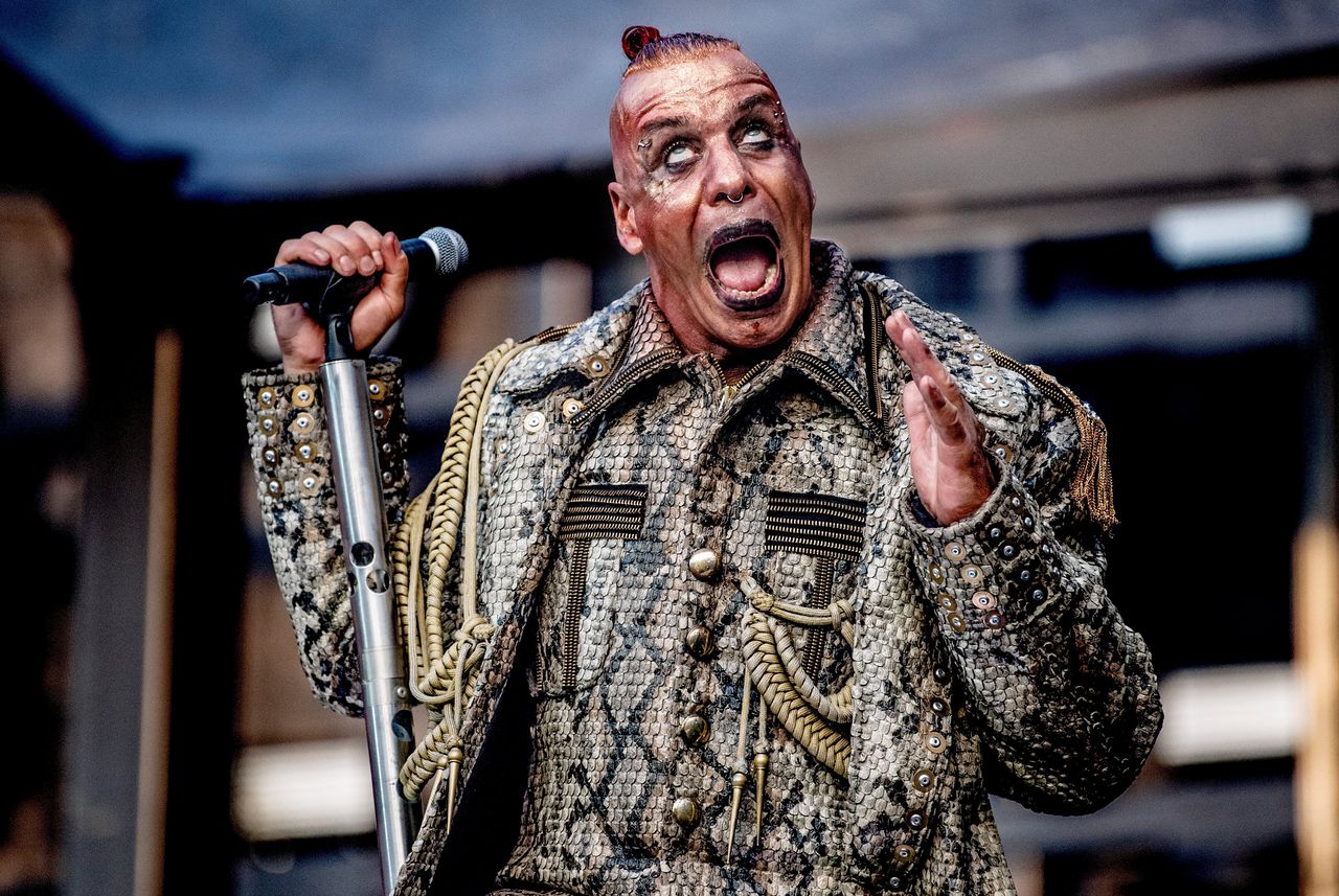 Till Lindemann, zanger van Rammstein, tijdens een concert in de Kuip in Rotterdam in juni 2019.