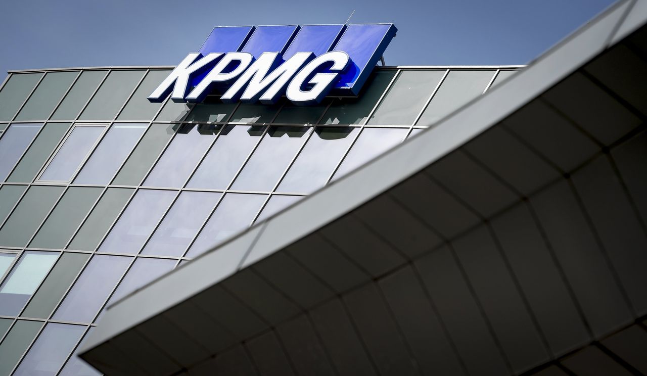 Twee topmannen van KPMG zijn vanwege het gesjoemel opgestapt.