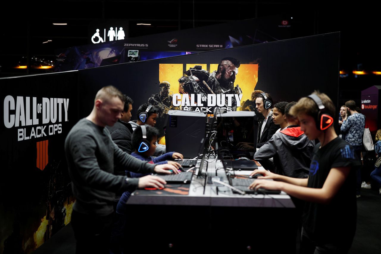 Gamers spelen Call of Duty: Black Ops 4 tijdens de Paris Games Week. Sony verdiende in 2021 zo’n 1,5 miljard dollar aan de Call of Duty-reeks.