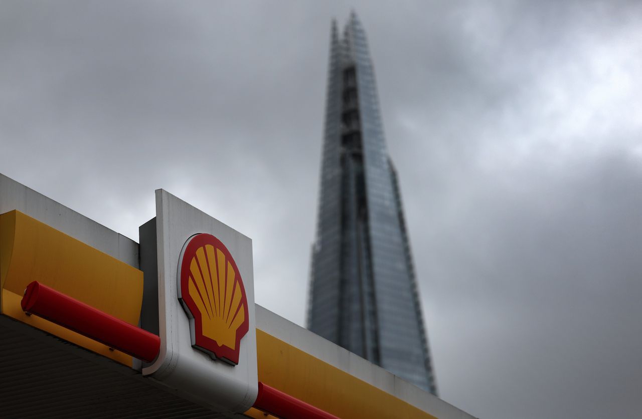 De winst van Shell daalde vorig kwartaal flink als gevolg van lagere energieprijzen.