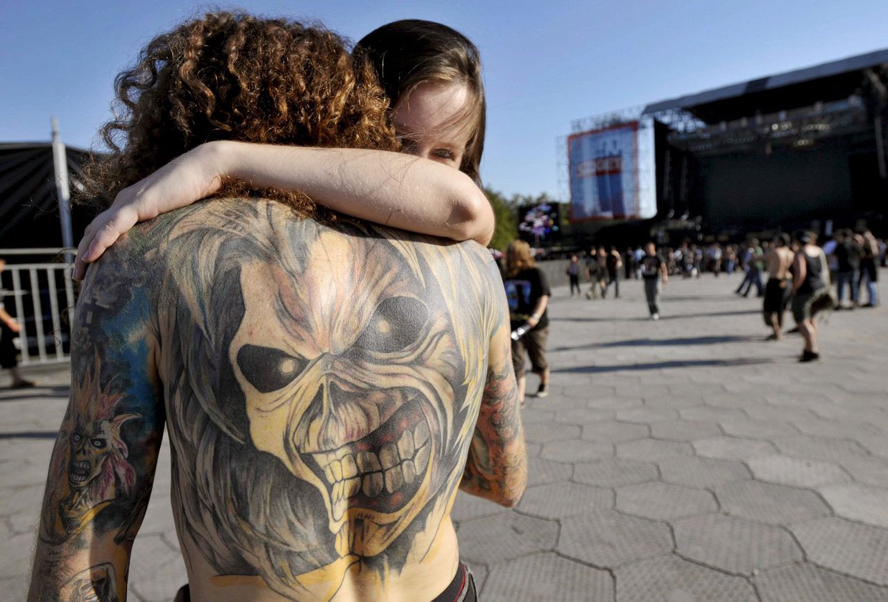 Een fan van Iron Maiden met ‘Eddie’ op zijn rug getatoeëerd.