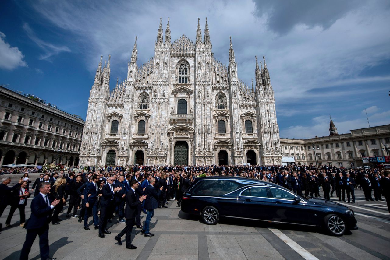 De lijkwagen met de kist van Silvio Berlusconi na de staatsbegrafenis in de Dom van Milaan op woensdag 14 juni.