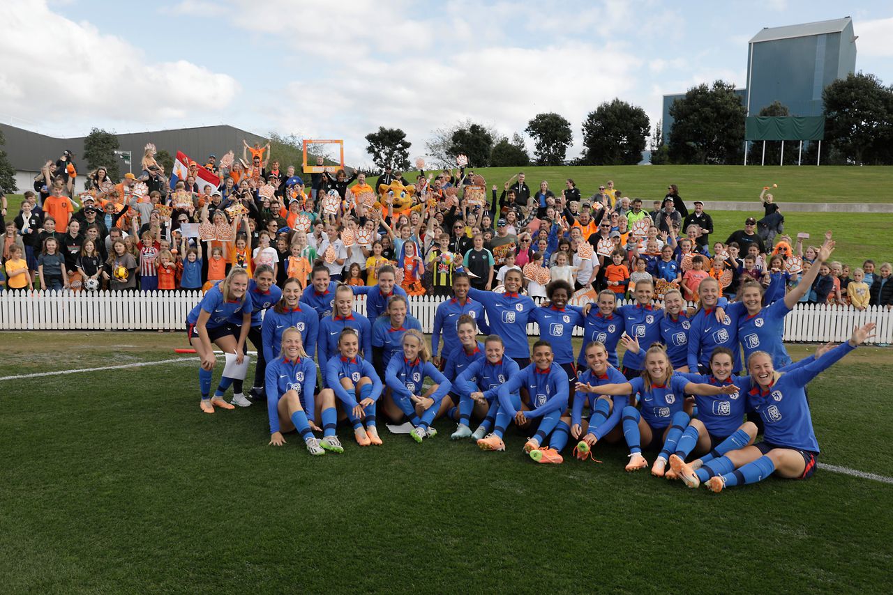 De Nederlandse voetbalsters bij hun eerste training in Nieuw-Zeeland. Foto Mead Norton / Getty Images