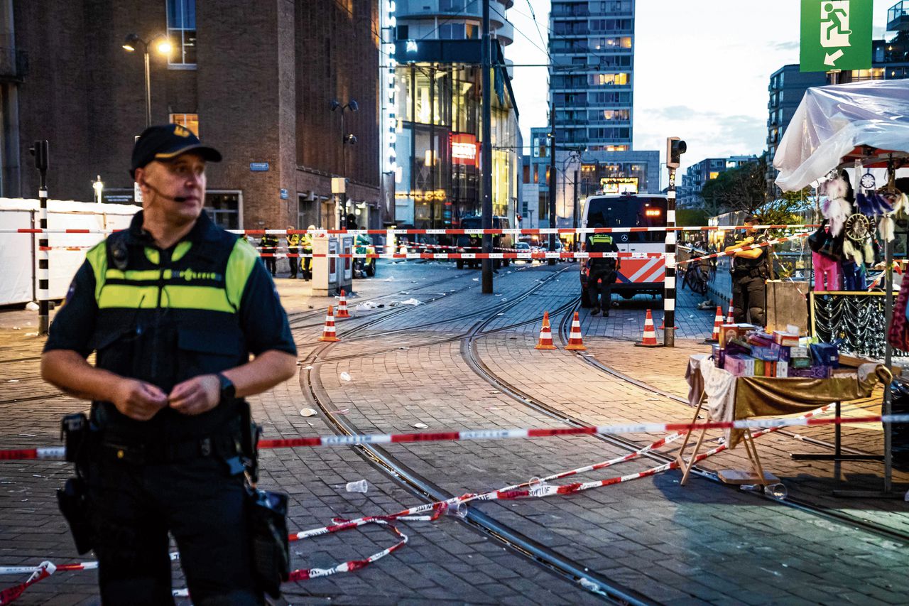 Op de Coolsingel in Rotterdam, waar het Zomercarnaval wordt gehouden, raakten afgelopen zaterdag mensen gewond bij een schietpartij.