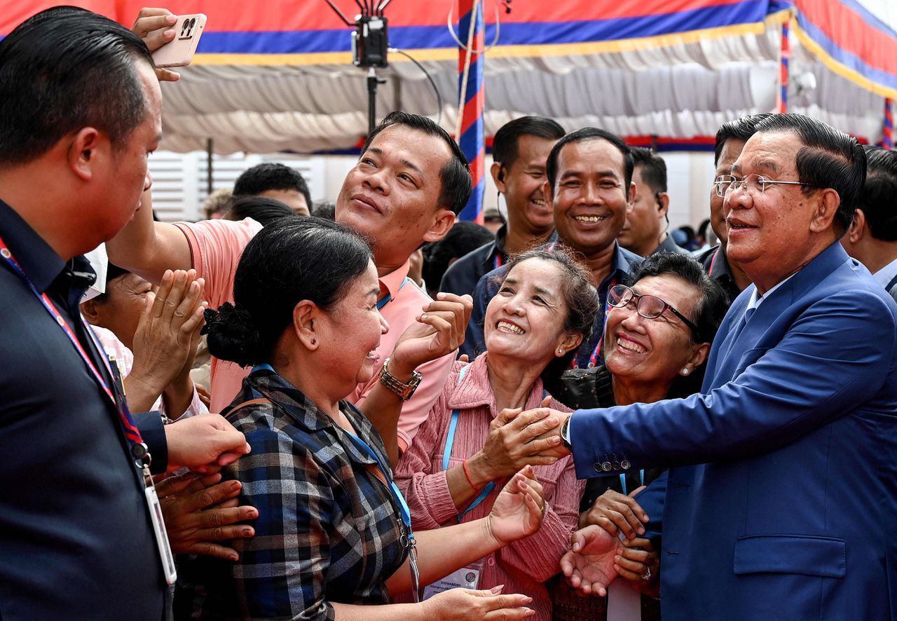 Cambodjanen nemen selfies met de autocratische leider Hun Sen, die zondag de verkiezingen zal winnen.