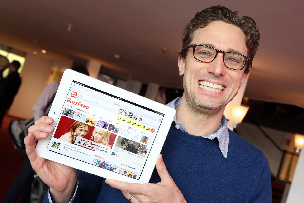 Jonah Peretti presenteert zijn BuzzFeed op een i-Pad in 2014.