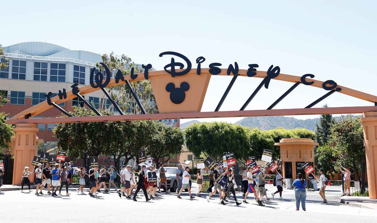 Stakende acteurs en schrijvers demonstreren bij de poort van Disney Studios in Burbank, Californië.