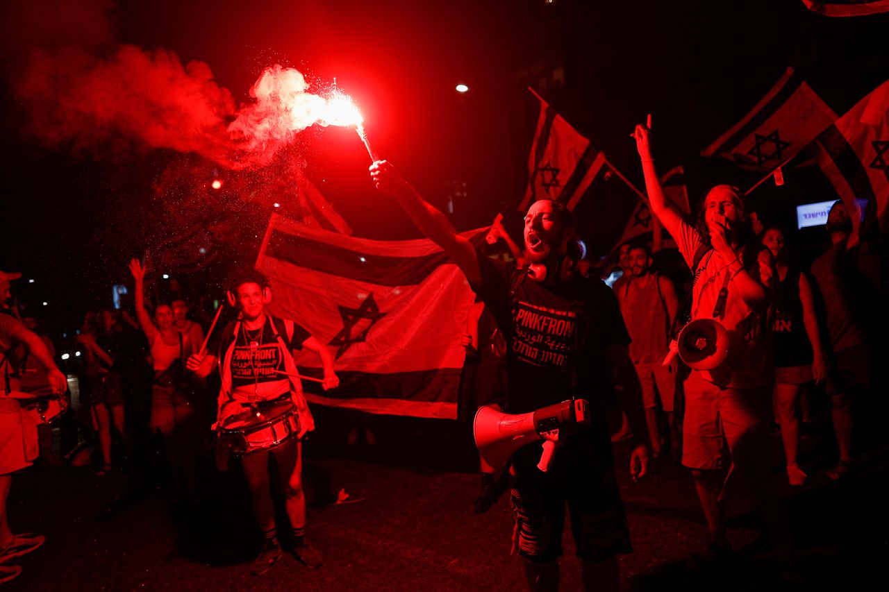 Betogers tijdens een demonstratie in Tel Aviv.